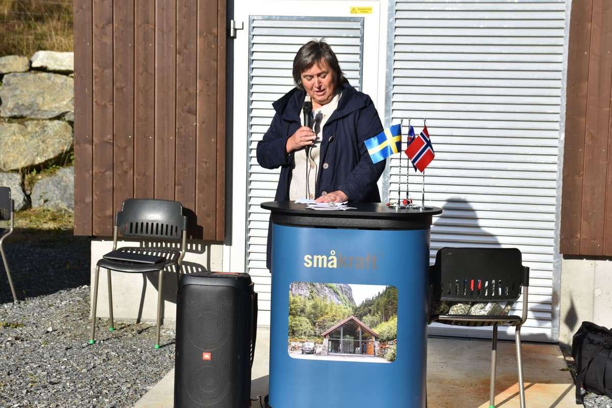 Ordførar Jørand Ødegård Lunde ved talarstolen ved åpninga av Rysna kraftverk.