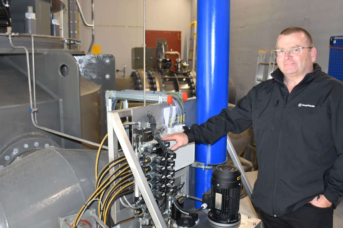 Gruppeleiar for teknisk avdeling i Energi Teknikk AS, Rune Dyrkolbotn, inne i kraftverket. 