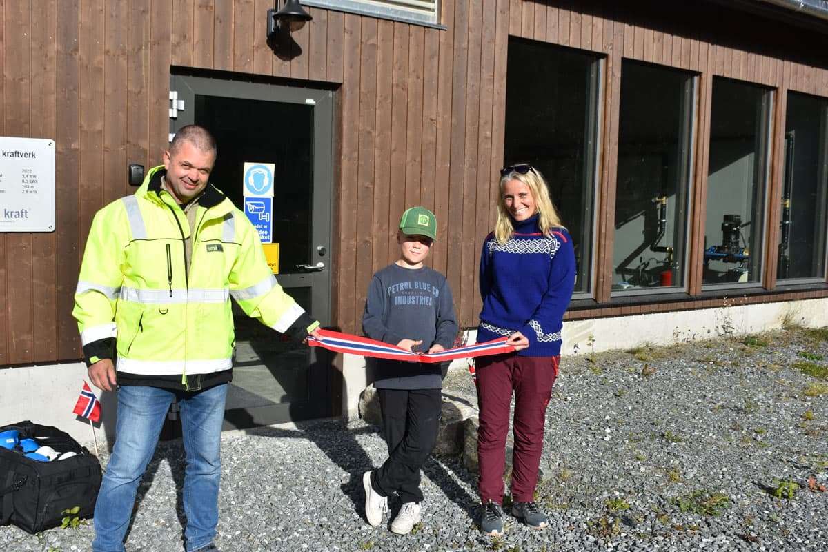 Operasjonsdirektør i Småkraft, David Inge Tveito, snorklyppar Andris Belsheim Ellingbø og mor og grunneigar Eli Belsheim